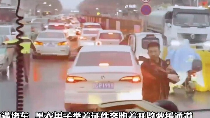 Ganteng banget! Saat mobil pemadam kebakaran terjebak kemacetan saat bertugas, polisi berseragam sip