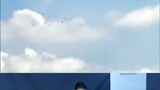 pria ini mencoba terbang dari atas bangunan