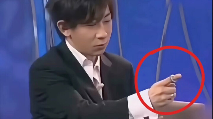 Liu Qian’s finger goes through a bottle cap—problem solved in an instant!