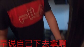 Khi khách hàng mà người giao hàng giao hàng lại là bạn của bạn, người giao hàng muốn đánh cho bạn mì