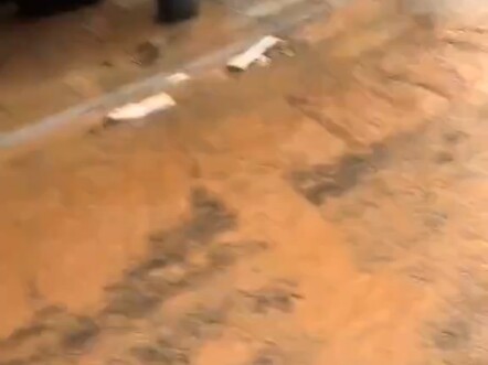 Lũ quét bất ngờ xảy ra tại Valencia, Tây Ban Nha, khiến khoảng 100 người thiệt mạng.