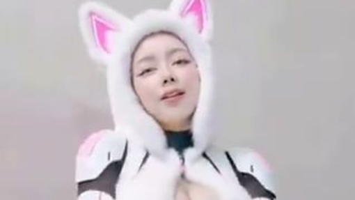 Attractive dance by an Asian girl