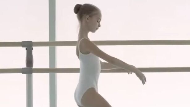 俄罗斯小姑娘刚加入芭蕾精英学院