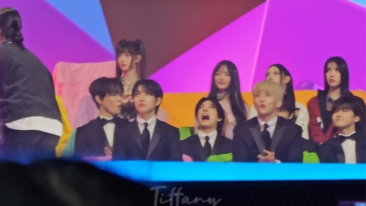 NCT DREAM | Phản ứng của mấy anh làm tôi cười bò luôn á hahaha Lý Đế Nhu mà bày ra màn xoay tay hoa 