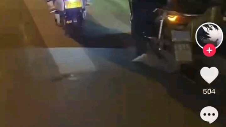 Pemuda ceria naik skuter listrik rekam bagian belakang kepala orang, lalu mobilnya dihancurkan.