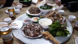 Thịt trâu luộc chấm mẻ và thịt chó. Bữa cơm cuối năm. Anh em đi lễ sức khỏe về niên hoan