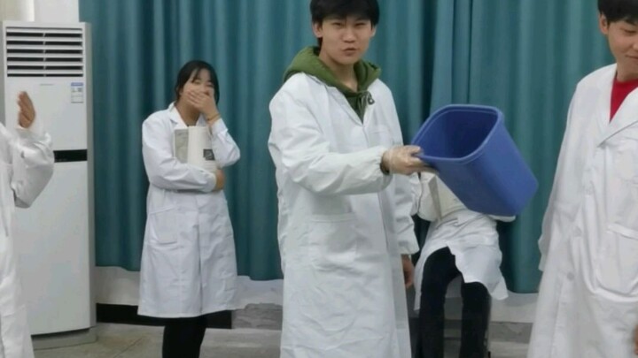 Bocah nakal yang terus-menerus ngomong dan menyela saya seharian, bikin saya nggak tahu harus senang