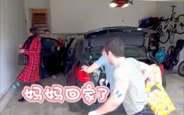 เมื่อคุณแม่กลับถึงบ้าน ลูกๆ ก็มอบเซอร์ไพรส์ให้