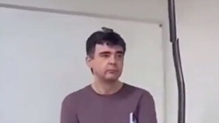 Seekor burung kecil mengganggu ketenangan kelas.... Guru: Sekelompok anak kecil yang berlebihan.