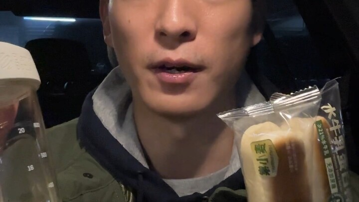 ฝึกสัปดาห์ละ 3 วัน โดยเน้นแค่ 3 ท่าหลัก: บอดี้เวทสควอต, บาร์เบลล์เบนช์เพรส, และเดดลิฟต์ ส่วนท่าเสริม