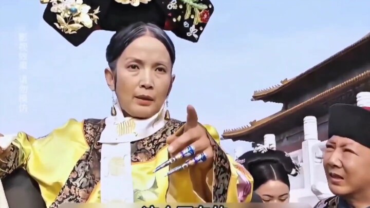 Từ Hi bắt người lái tàu quỳ xuống lái tàu và để mọi người kéo tàu (bình luận video)