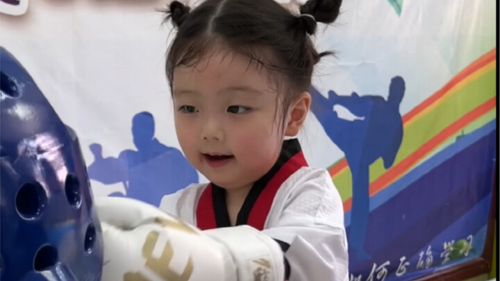 Tôi thật không ngờ, taekwondo thì chưa thành, mà công phu đầu thép e rằng lại học được trước!
