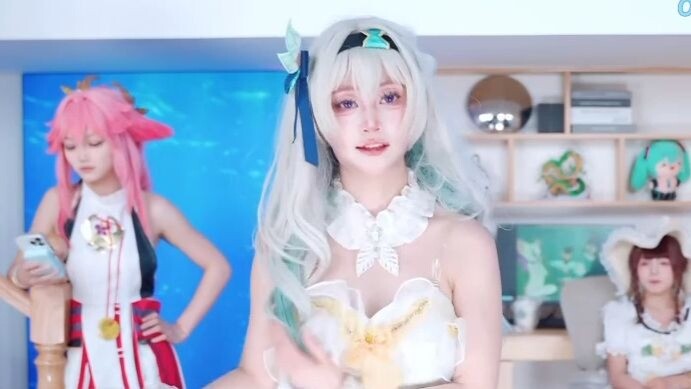 [Archive] Liuying takes off her lunchbox and goes all out