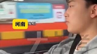 男生开车不小心超过缴费口：学点手段全都用兄弟身上了