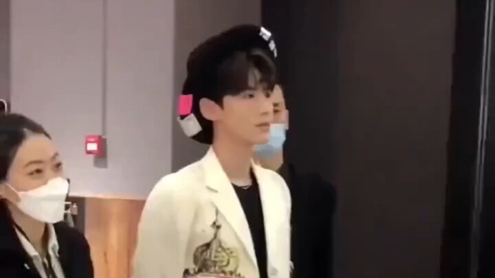 Bai Jingting and his social butterfly brothers!