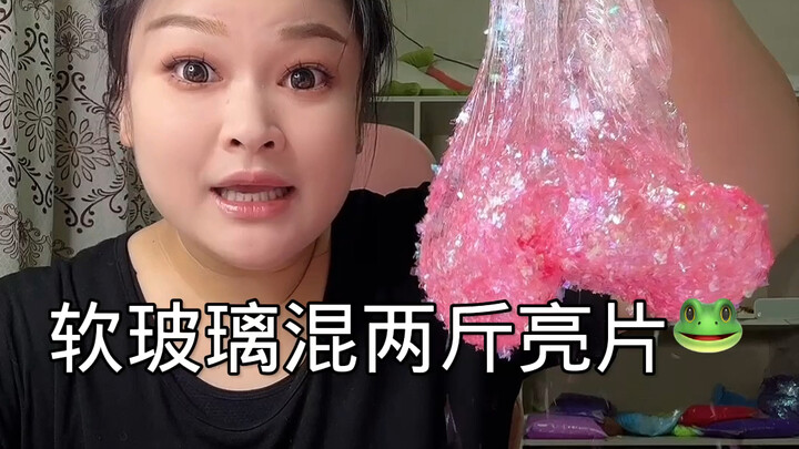 Mencampur dua kilogram glitter ke dalam gel lembut, ternyata hasilnya seperti ini…
