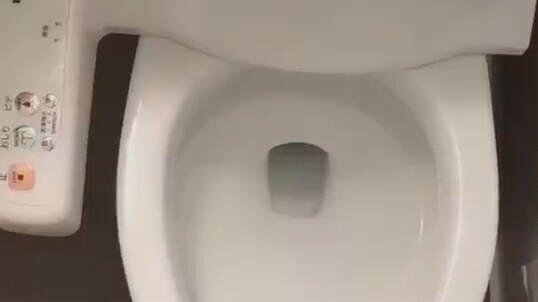 Toilet: Tolong belikan aku segelas minuman