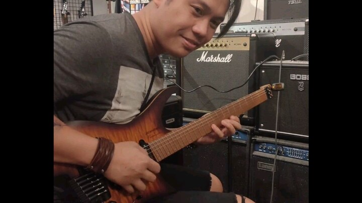 GUESS WHAT KIND OF HEADLESS GUITAR IS THIS?