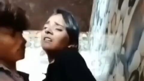 ガザで避難民が身を寄せるテントにイスラエル軍の攻撃があり、16歳の少年を含む2人が死亡、数十人が負傷しました。この攻撃は、ガザ中部で車両に乗っていた警察官とされるパレスチナ人3人が攻撃により死亡した翌