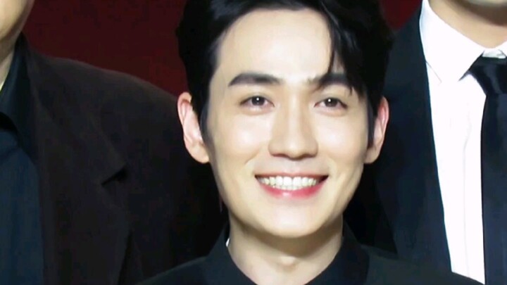 Bayiku senyumnya manis banget!