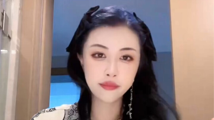 Don’t move! Everyone freeze and listen to this lady’s BBOX before you leave!