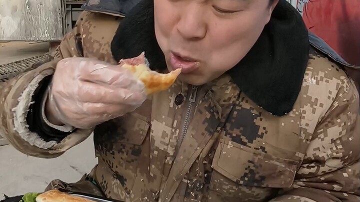 Lâu lắm rồi không được ăn thịt lừa phải không? Cảm động đến mức này luôn.