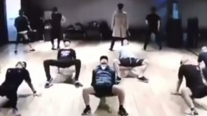 ห้องฝึกซ้อมท่าเต้นฉบับยกเลิกของสามไม้ตี นักเต้นหลัก TOP