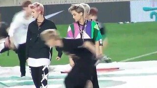 لقطة فردية لـ WOLF خلال فترة لوهان مع EXO. حركة لوهان تعتمد على الطيران، ومرونته مذهلة.