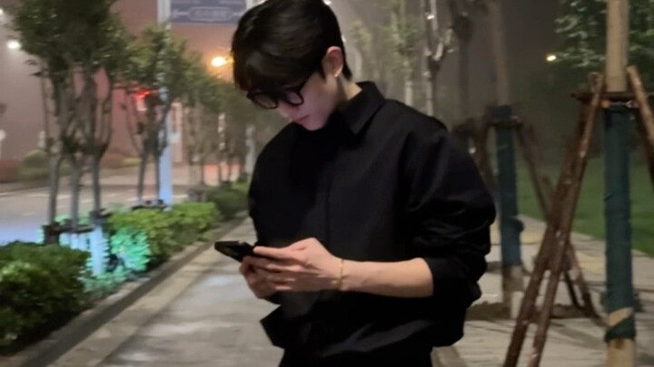 Ai mà hiểu được sức sát thương của bộ trang phục này của bạn trai chứ!!