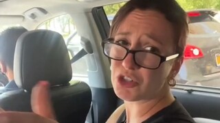 戏精小姐姐演绎：和妈妈一起赶飞机是什么体验