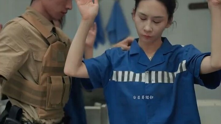 A female prisoner digs a hole to escape the prison, but is caught in a surprise raid. The process is