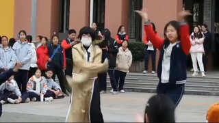 Tôi học ở lớp kém hơn với một người bạn cùng lớp mà tôi không hề quen biết!