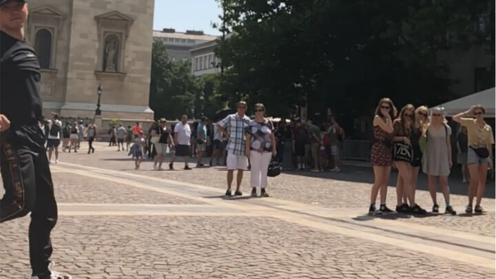 Pemuda Tiongkok menampilkan tarian jalanan keren di luar negeri, sementara para gadis berdiri berbar