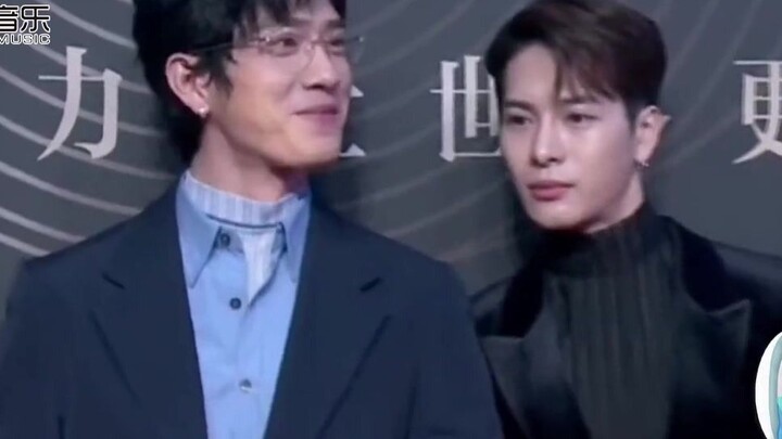 ضحكت كثيرًا، جياير وانغ ظل طوال الوقت ممسكًا بذراع بينغ ران جينغ على السجادة الحمراء، فأطلق عليهما ا