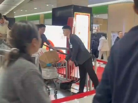 A male employee at Pang Donglai has gone viral for his good looks. Diligent and handsome at work, he