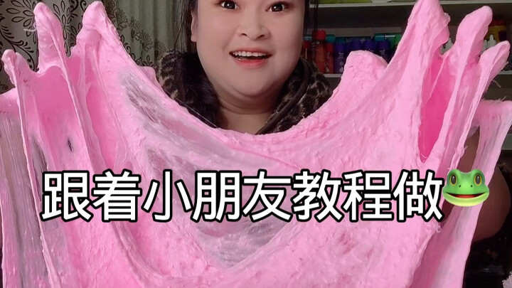 Ikuti tutorial slime dari si kecil untuk membuatnya. Coba lihat, apakah air sabun bisa membentuk sli