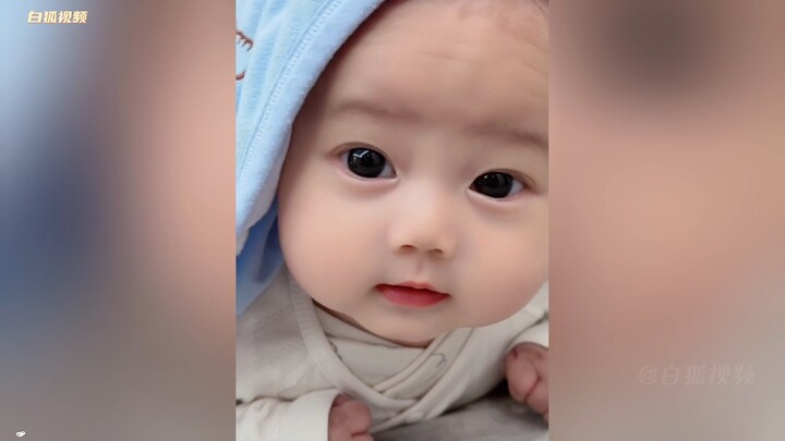 Bayi: Kepala ini memang harus diangkat, ya? Saya cium dulu sebagai tanda hormat