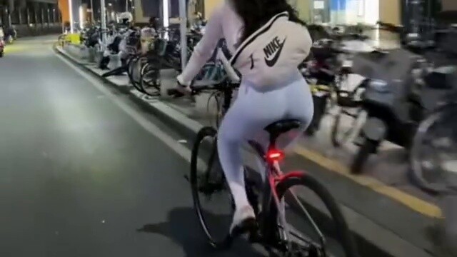 Rekrutmen Tari Persegi Bersepeda Malam Mercedes-Benz E-Strike