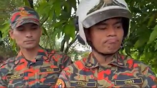 Bomba kebingungan, beneran ada kerbau masuk parit