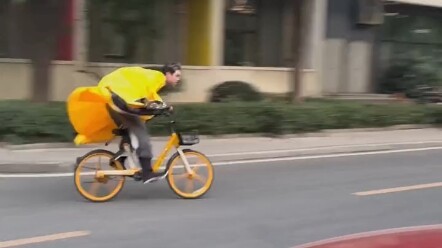 Yang satu buru-buru ke kantor, yang satu buru-buru ngejar hantu—kinerja bulan ini ditentukan oleh pu