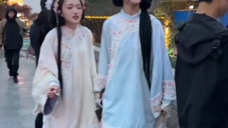 苏州是很神奇的一个地方，旗袍小姐姐大战阿姨