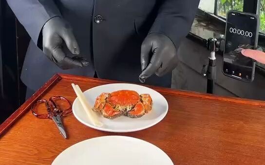 It only takes 2 minutes and 46 seconds to completely dismantle a whole hairy crab! Who's up for the 