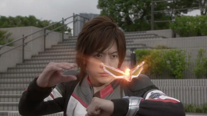 Perhatikan tubuh manusia yang diubah secara paksa oleh Ultraman