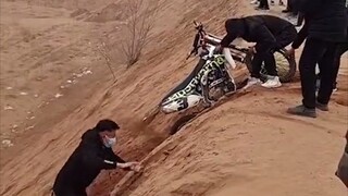 Sepeda Motor: Memotong Hari Pertama Bumi