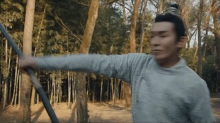 في الواقع، لو لينغ فنغ، الذي يُعتبر أقوى شخصية في المسلسل من حيث القوة، لديه مقاومة سامة تساوي صفر =
