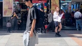 ยังจำหนุ่มคนนี้ที่เต้นสไปซ์สเต็ปแล้วถูกรถสามล้อทับเท้าได้ไหม?