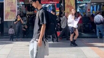 还记得这个跳太空步被三轮车压脚的年轻人吗？