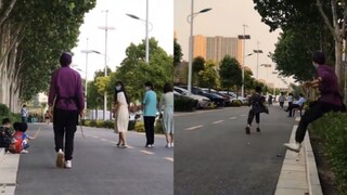 儿子贪玩迟迟未归，妈妈抄起棍子悄悄来到身后！孩子反应路人看懵了