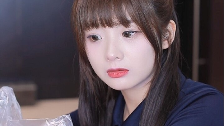 What should we do when this pretty girl loves snacking on other people’s food so much? The ending wa