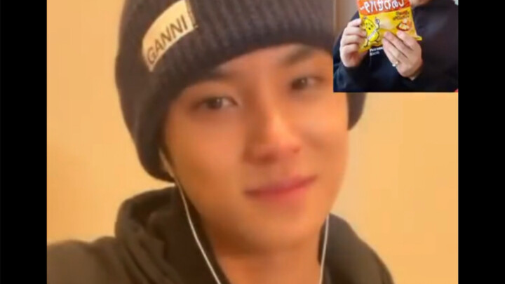 1220 Buổi ký tặng trực tuyến: Kim Min-kyu: “Anh vừa đẹp trai lại giàu có, sao em có thể ghét anh chứ